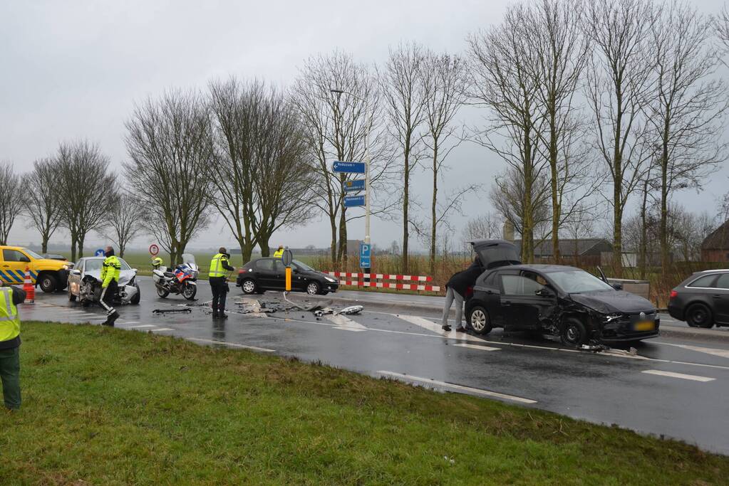 Veel schade na botsing tussen twee voertuigen