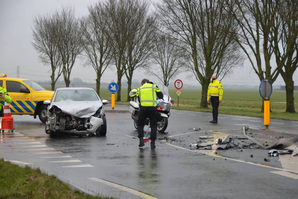 Veel schade na botsing tussen twee voertuigen