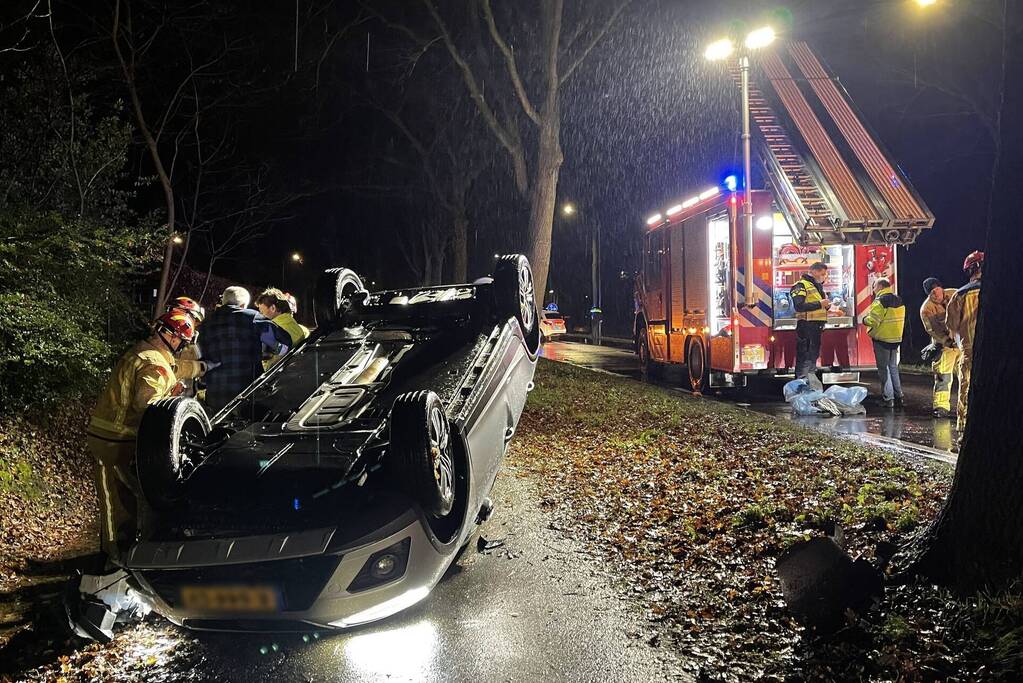 Automobilist botst tegen boom en slaat over de kop