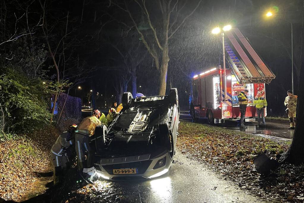 Automobilist botst tegen boom en slaat over de kop