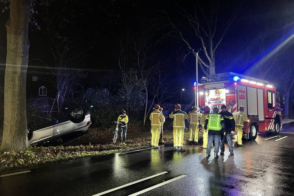 Automobilist botst tegen boom en slaat over de kop
