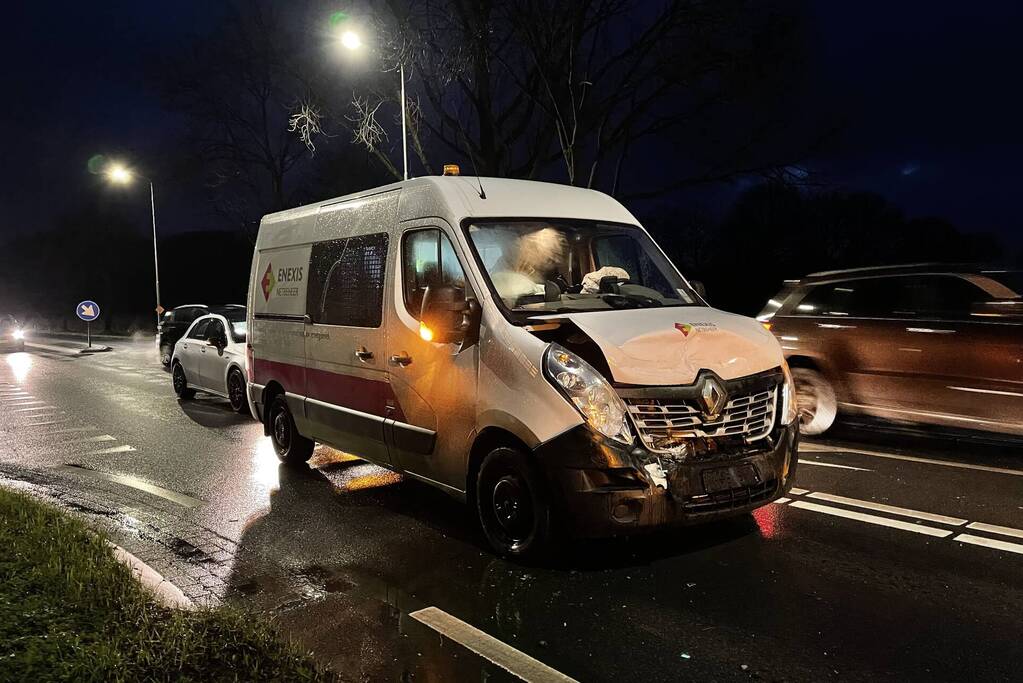 Kop-staart botsing tussen meerdere voertuigen