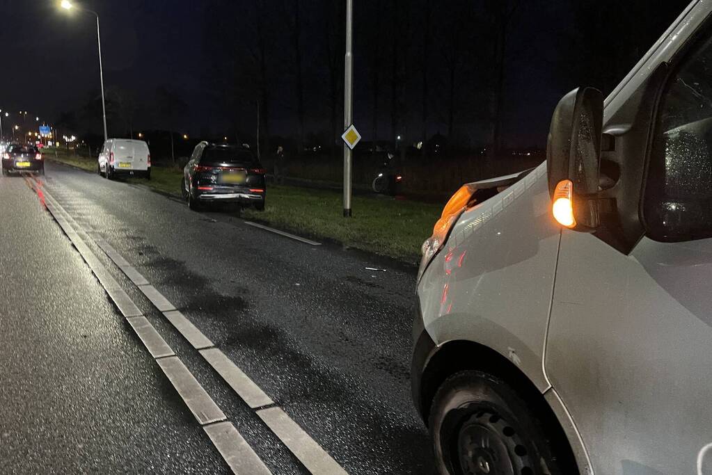 Kop-staart botsing tussen meerdere voertuigen