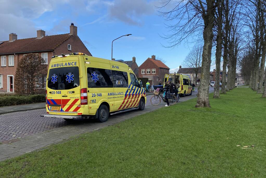 Fietsster botst tegen arm van vuilniswagen en raakt gewond