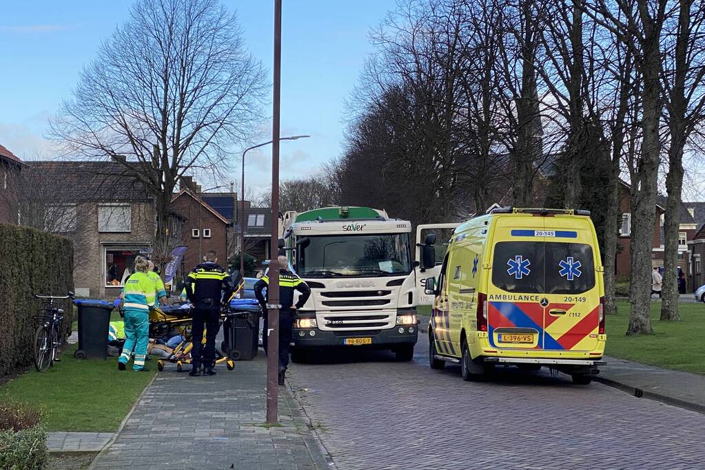 Fietsster botst tegen arm van vuilniswagen en raakt gewond