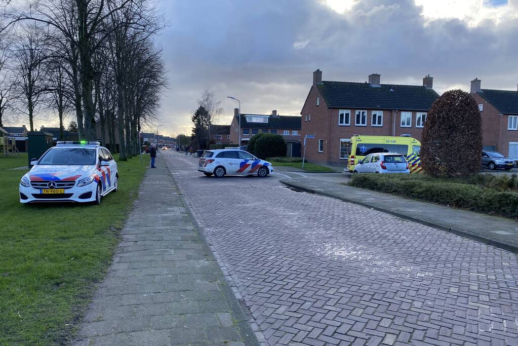 Fietsster botst tegen arm van vuilniswagen en raakt gewond