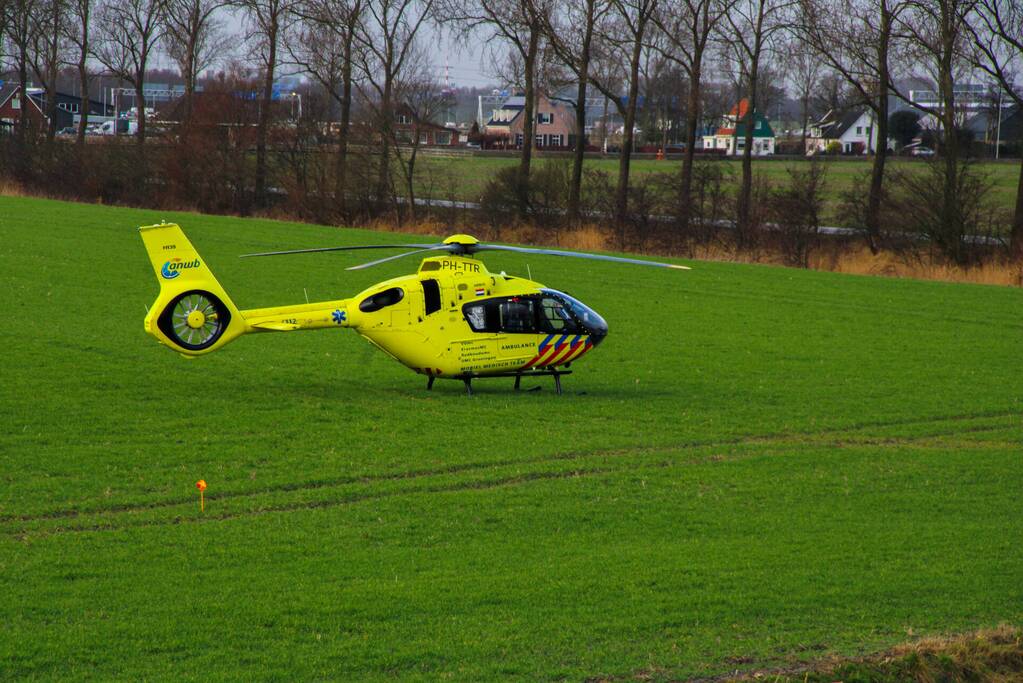 Personenauto botst achterop trailer van vrachtwagen
