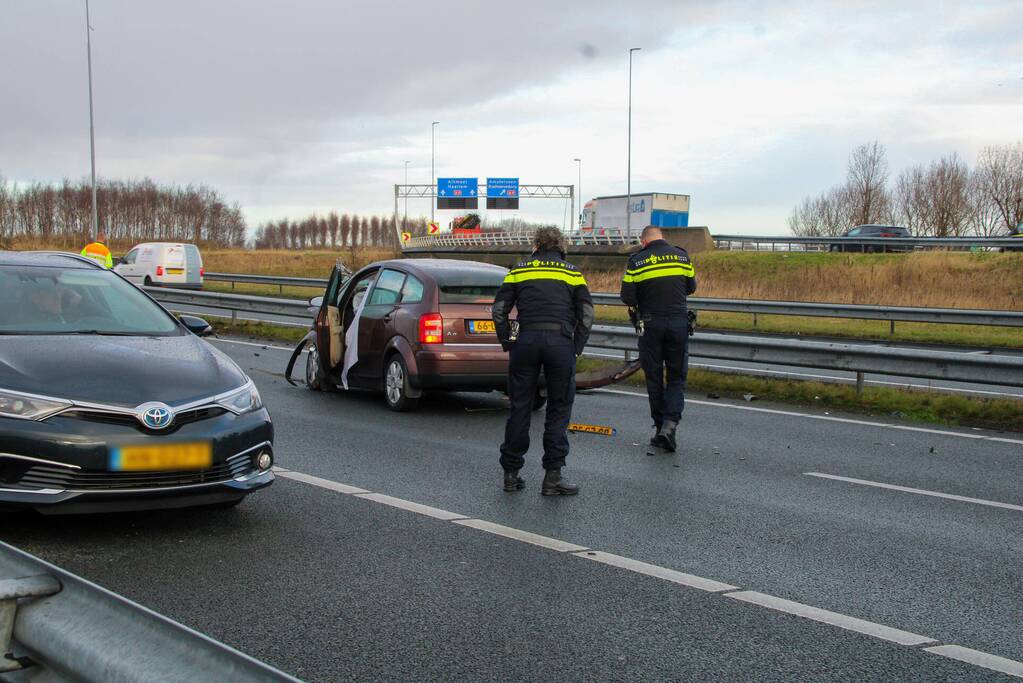 Personenauto botst achterop trailer van vrachtwagen