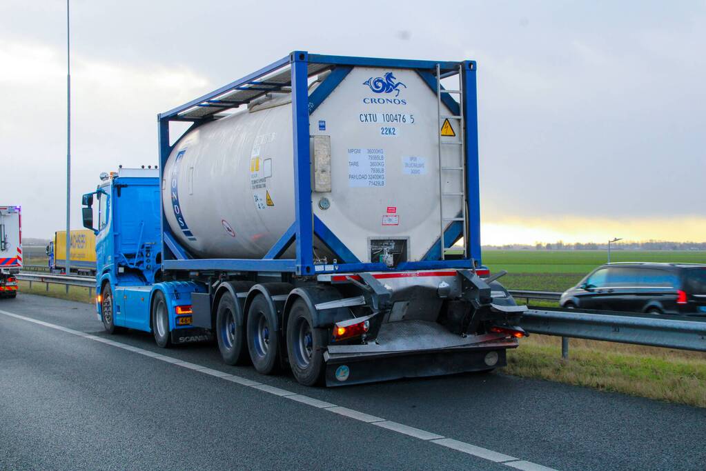Personenauto botst achterop trailer van vrachtwagen