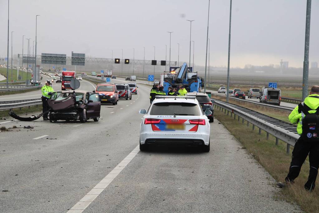 Personenauto botst achterop trailer van vrachtwagen