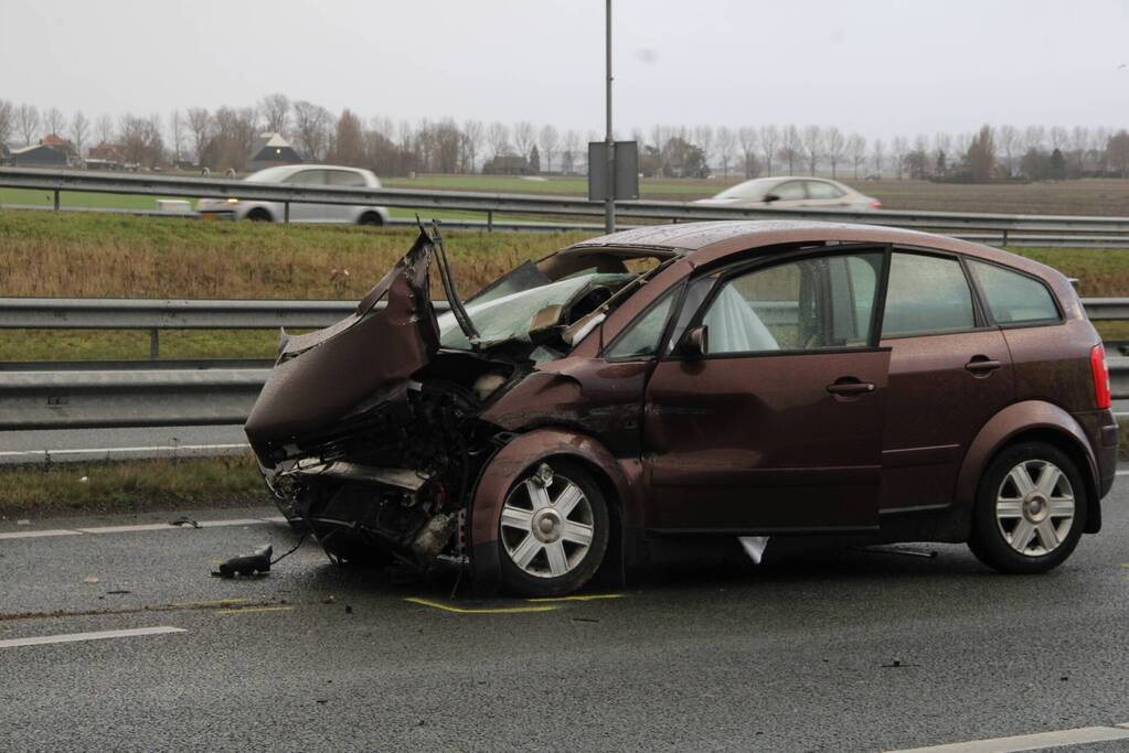 Personenauto botst achterop trailer van vrachtwagen