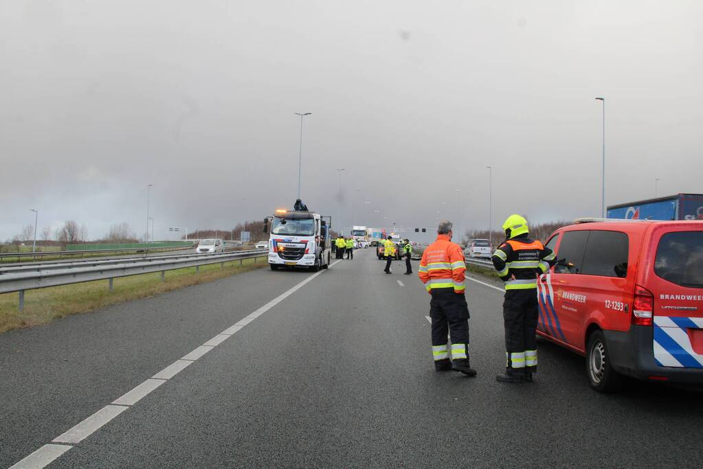 Personenauto botst achterop trailer van vrachtwagen