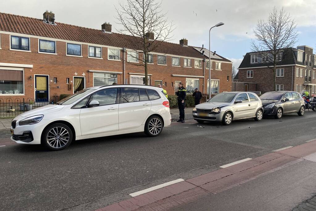 Kettingbotsing tussen drie voertuigen
