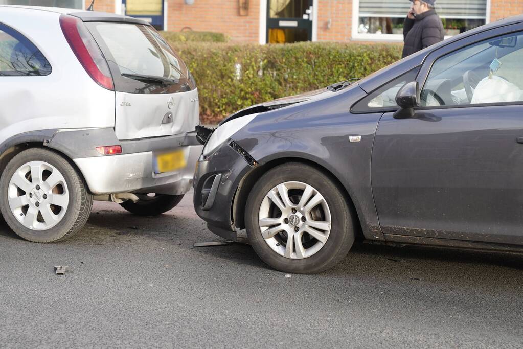 Kettingbotsing tussen drie voertuigen