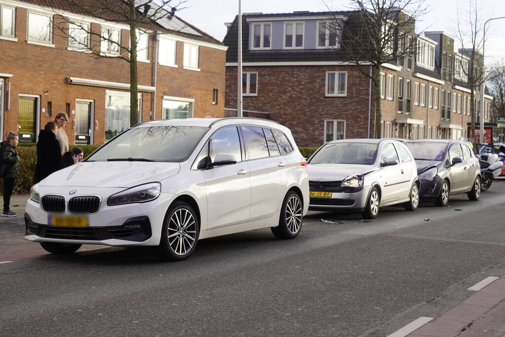 Kettingbotsing tussen drie voertuigen