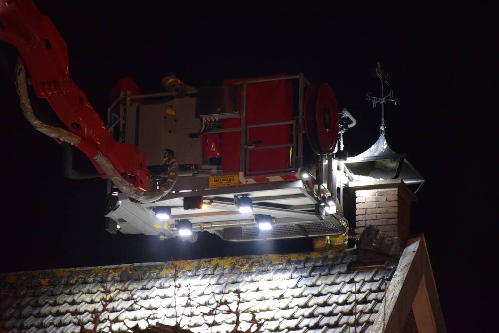 Rookontwikkeling door brand in schoorsteen