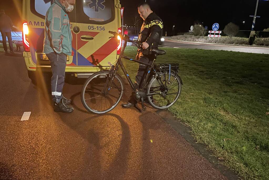 Fietser aangereden door auto, automobilist gevlucht