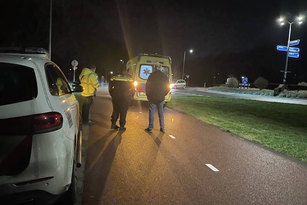 Fietser aangereden door auto, automobilist gevlucht