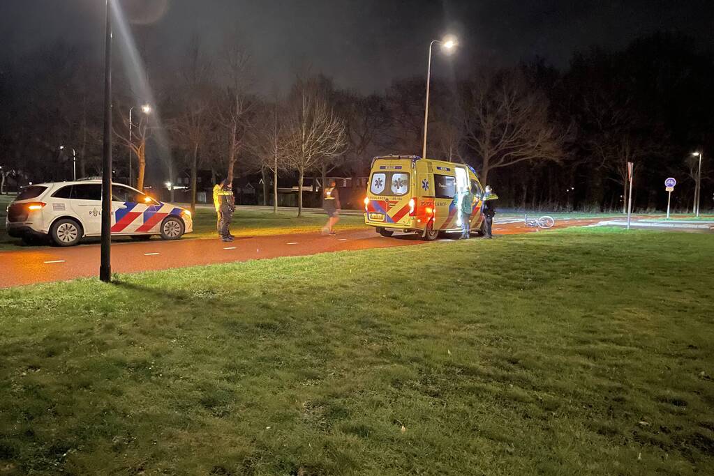 Fietser aangereden door auto, automobilist gevlucht