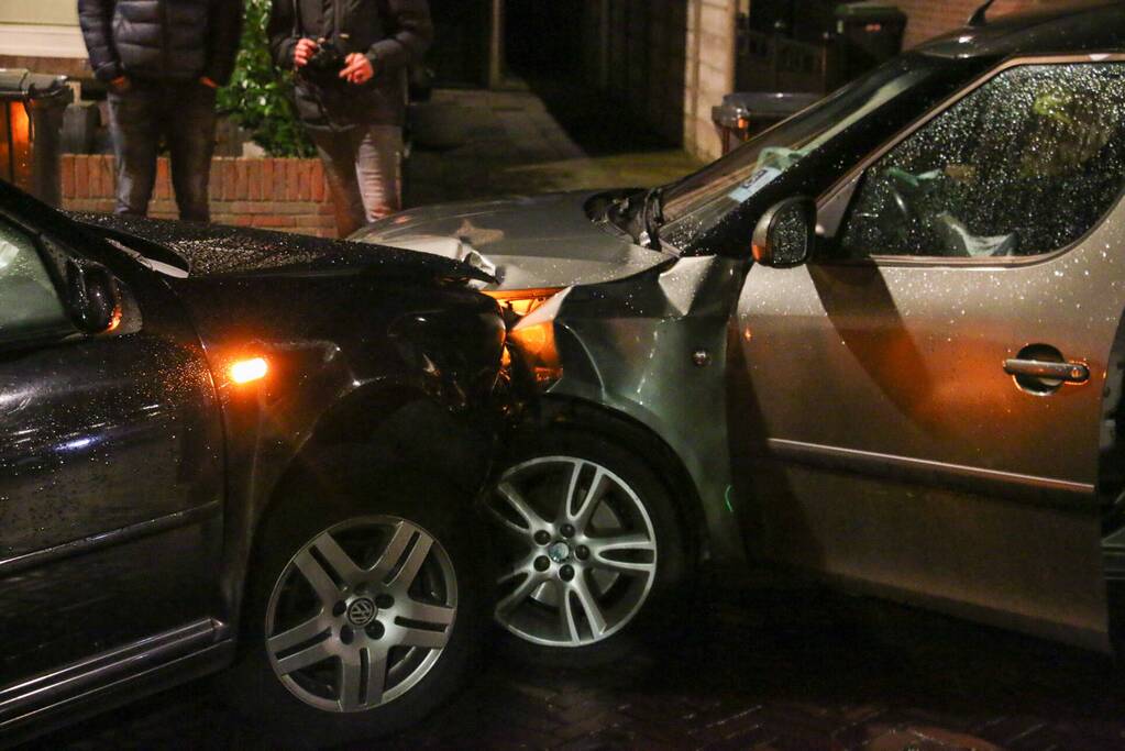 Automobilist crasht en vlucht na achtervolging