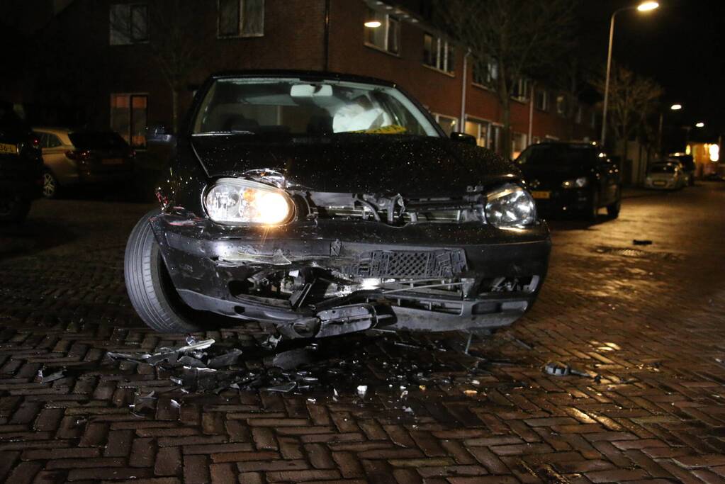 Automobilist crasht en vlucht na achtervolging