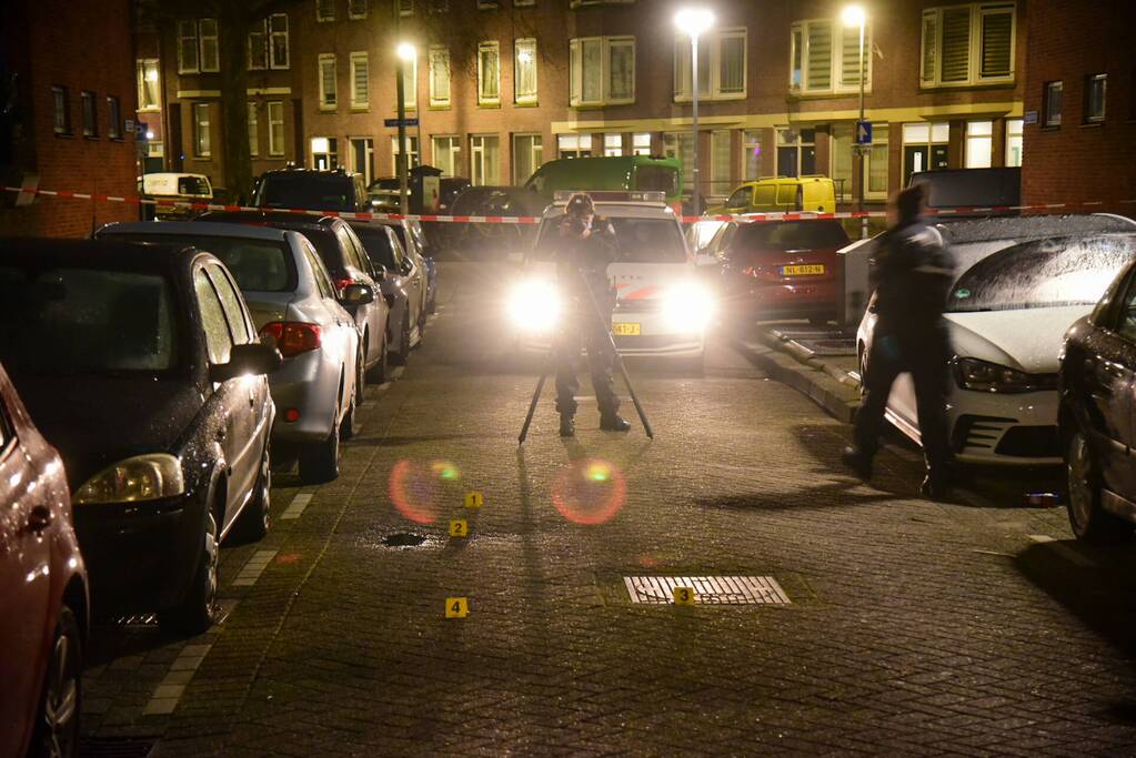 Politie onderzoekt schietpartij bij woning