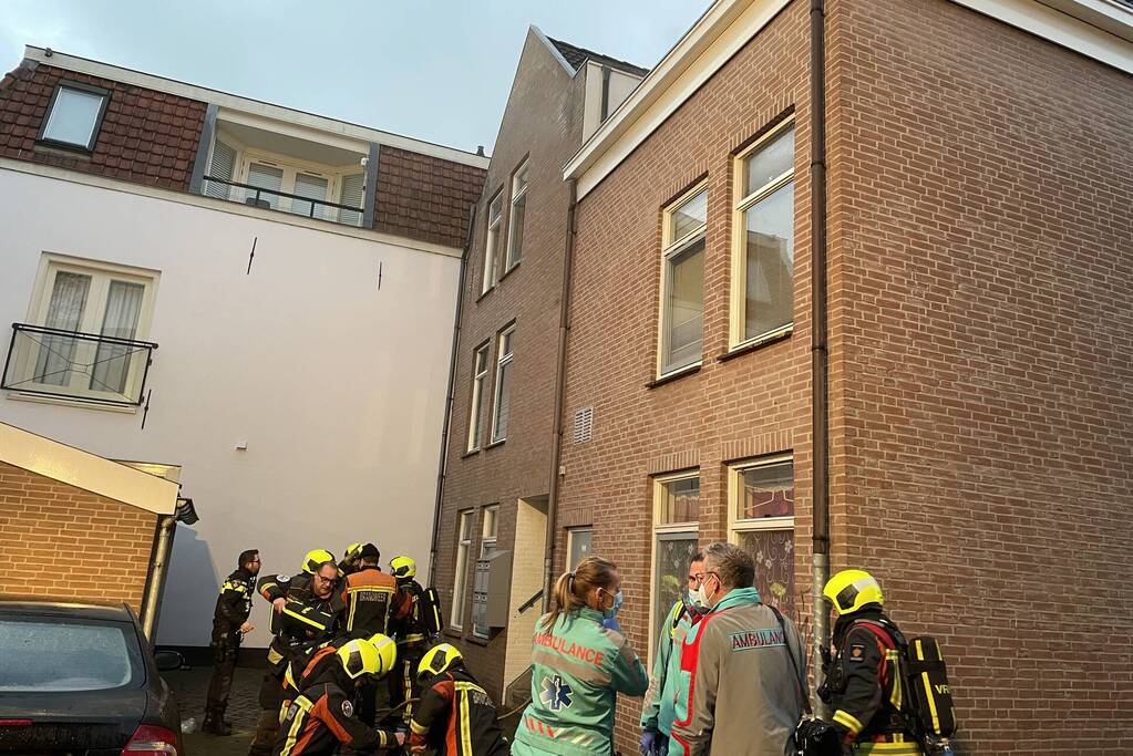 Veel rook bij brand in portiekwoning