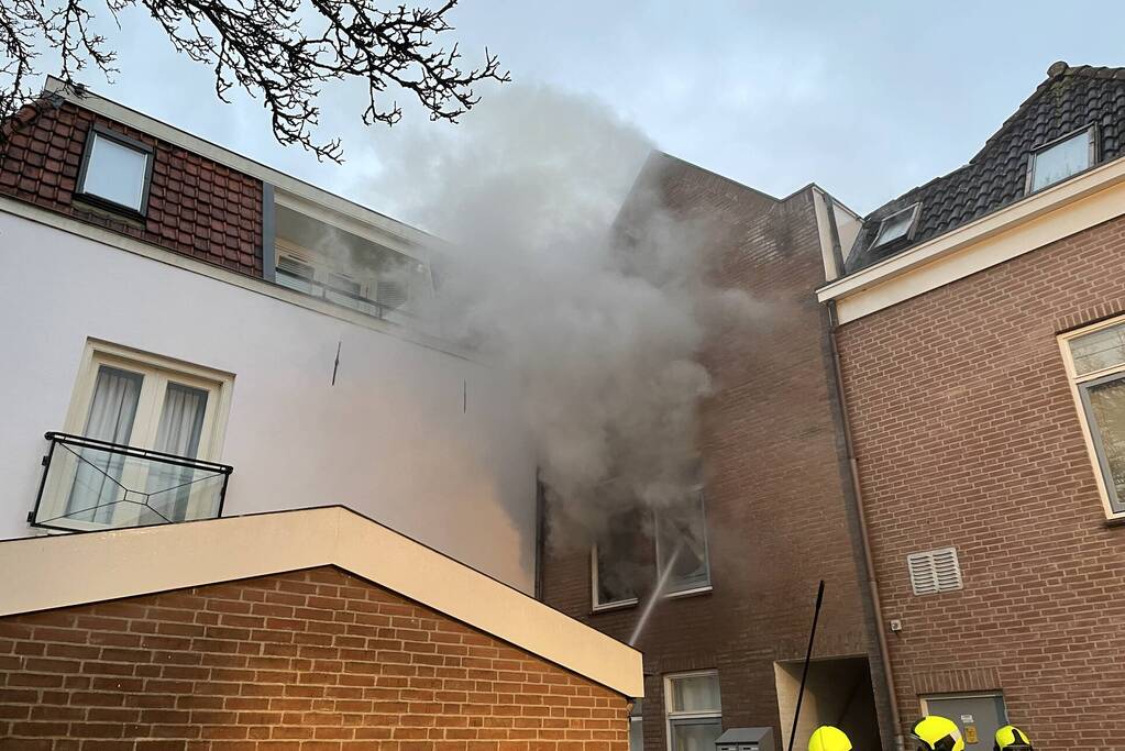Veel rook bij brand in portiekwoning
