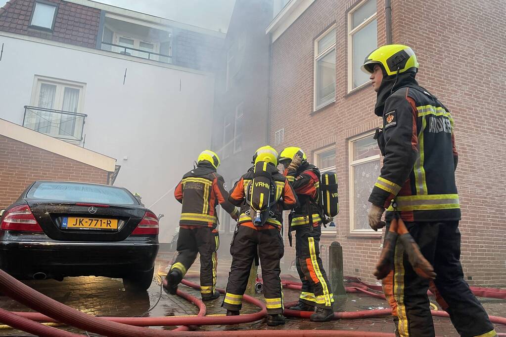 Veel rook bij brand in portiekwoning
