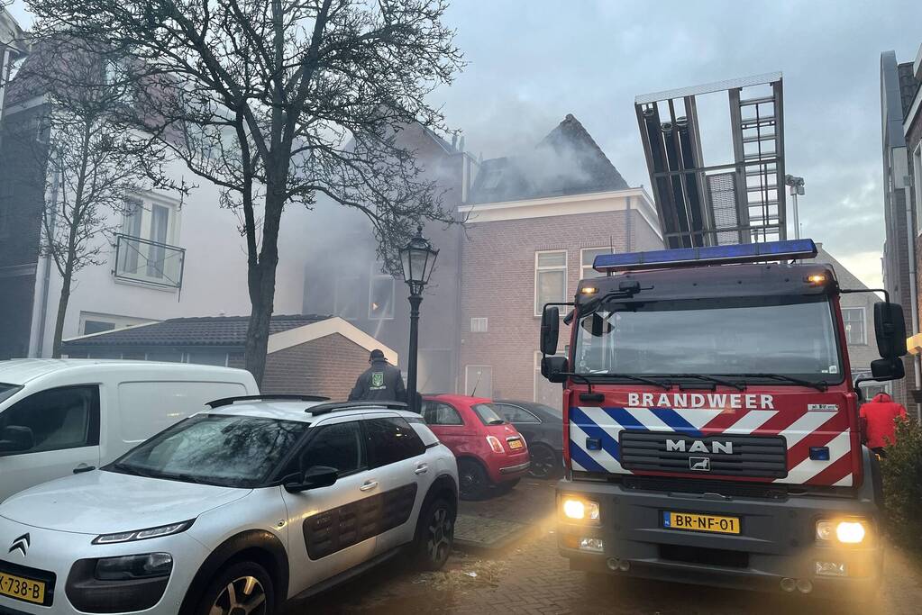 Veel rook bij brand in portiekwoning