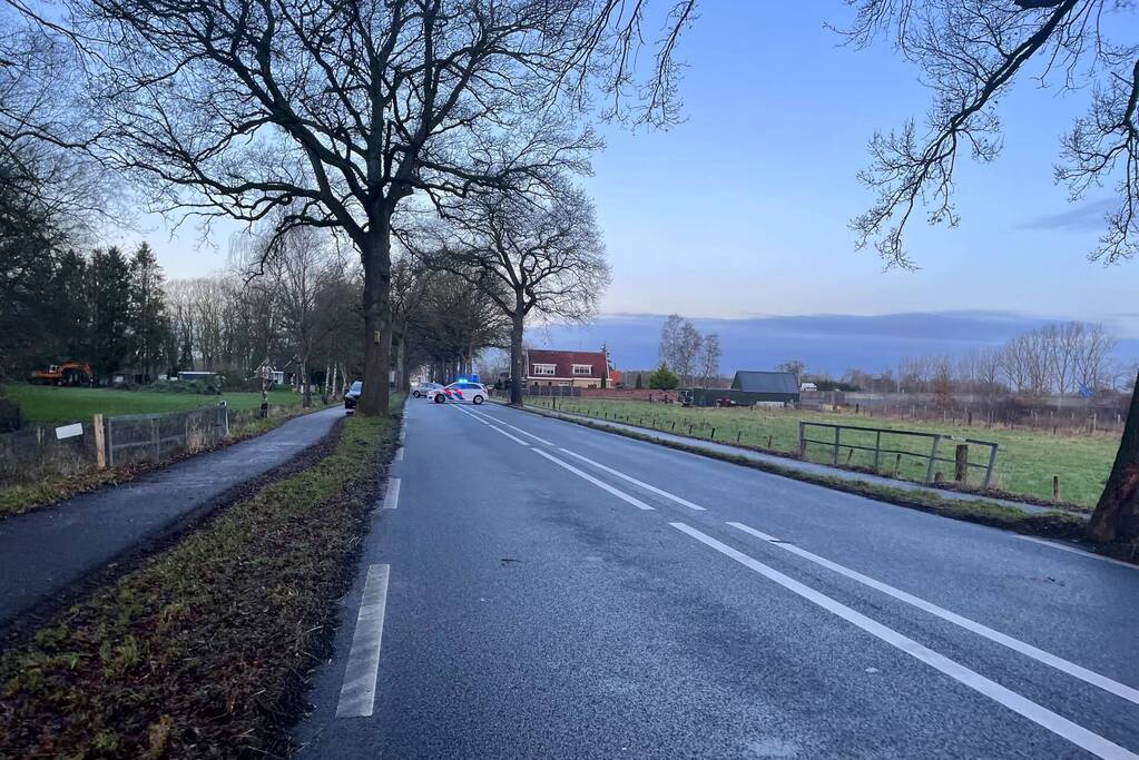 Auto ligt in de kreukels na flinke klap tegen boom