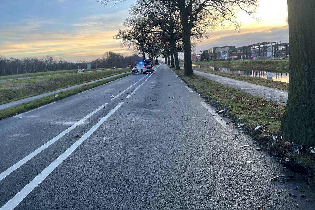Auto ligt in de kreukels na flinke klap tegen boom