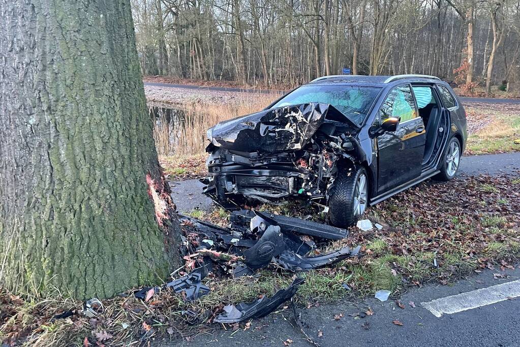 Auto ligt in de kreukels na flinke klap tegen boom