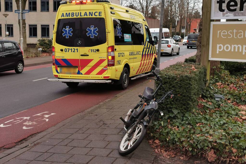 Auto rijdt tegen aanhanger na ongeval