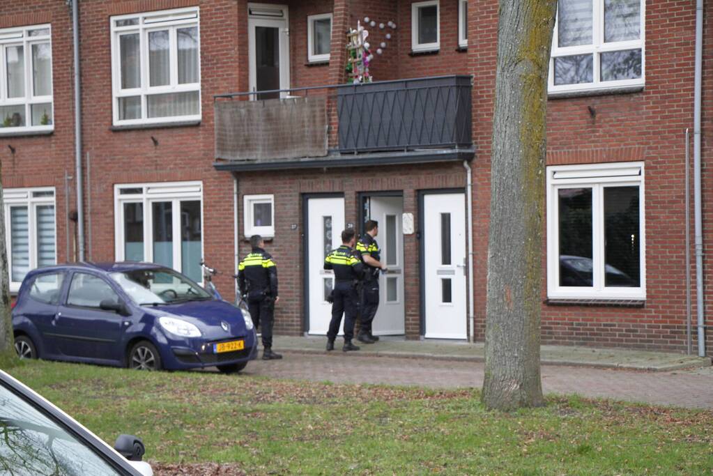Politie gaat bij woning naar binnen