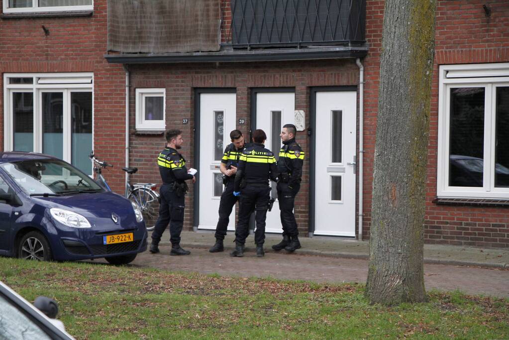 Politie gaat bij woning naar binnen