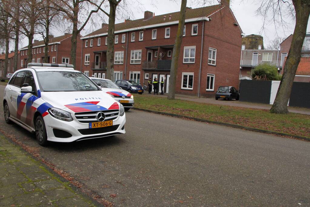 Politie gaat bij woning naar binnen