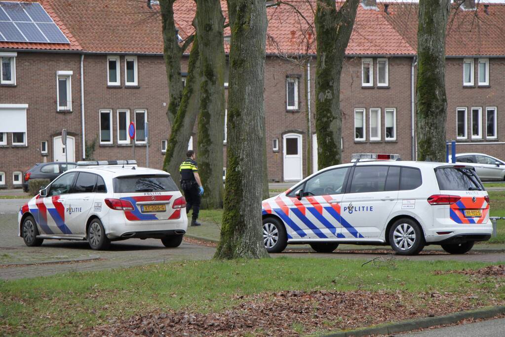 Politie gaat bij woning naar binnen
