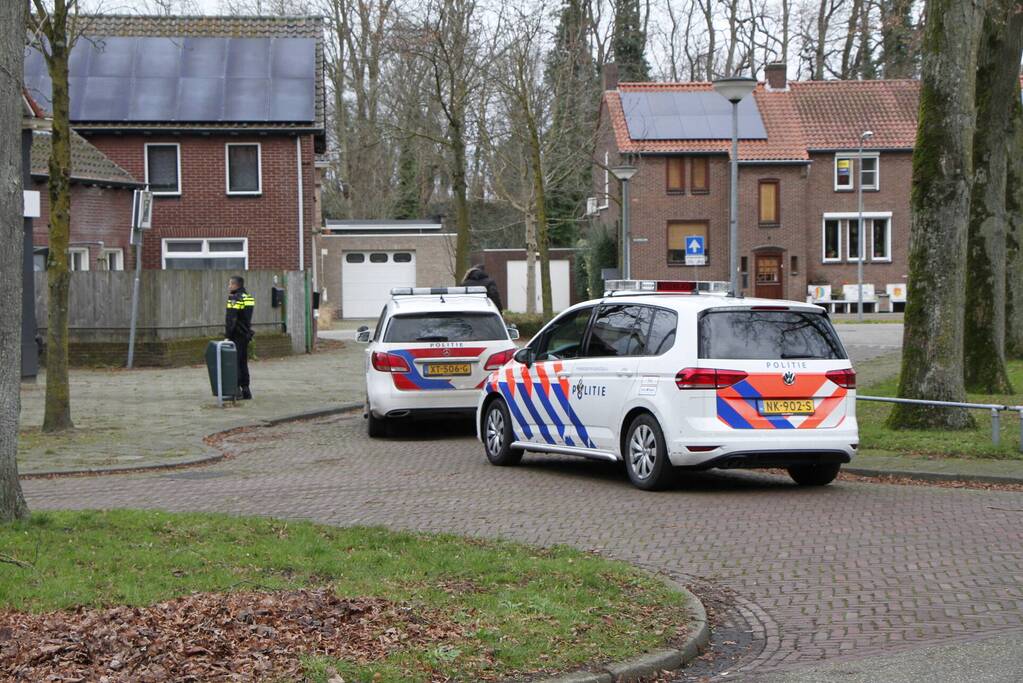 Politie gaat bij woning naar binnen