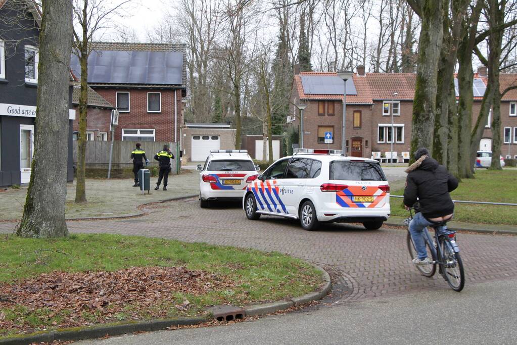 Politie gaat bij woning naar binnen