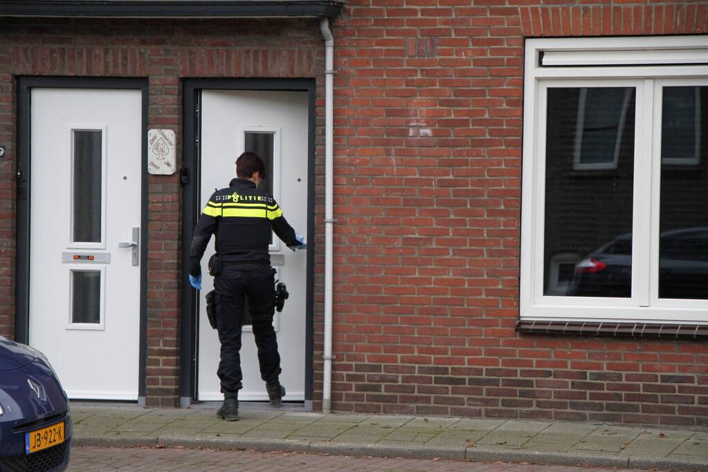 Politie gaat bij woning naar binnen