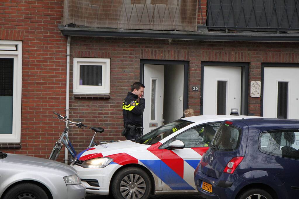 Politie gaat bij woning naar binnen