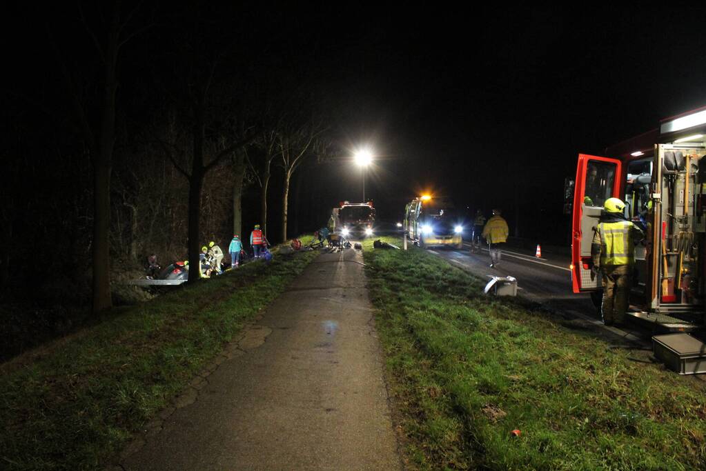Automobilist overleden na botsing tegen boom