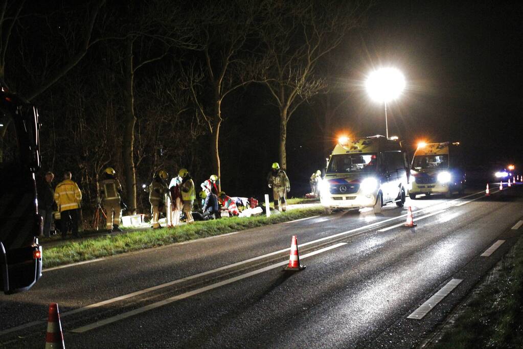 Automobilist overleden na botsing tegen boom