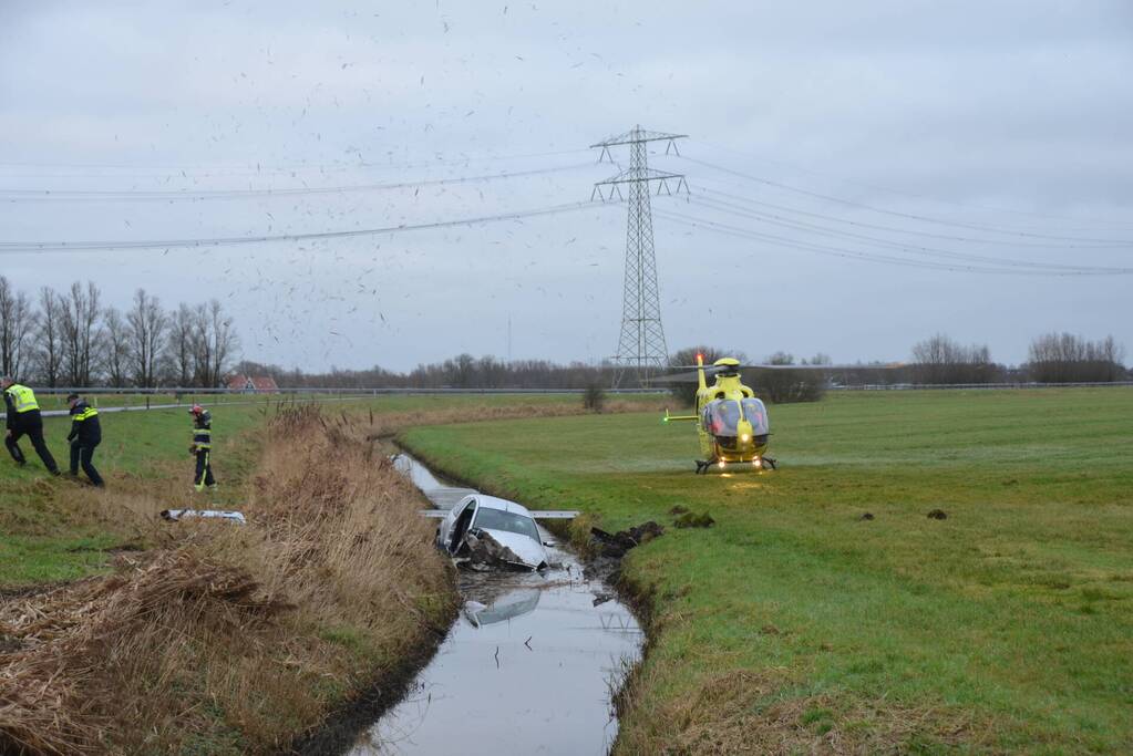 Gestolen auto crasht in sloot