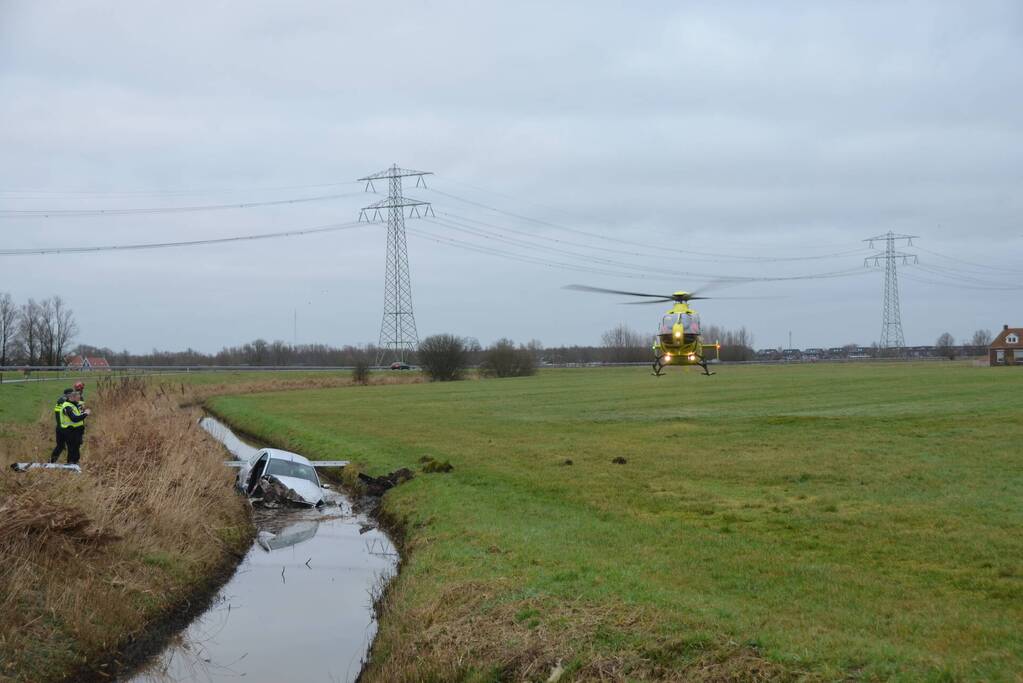 Gestolen auto crasht in sloot