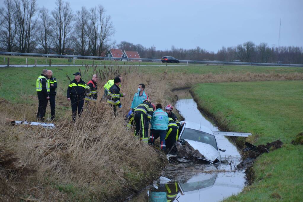 Gestolen auto crasht in sloot