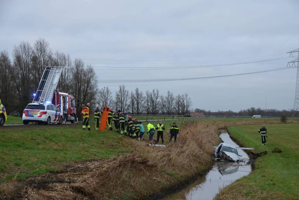 Gestolen auto crasht in sloot
