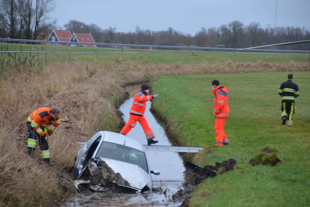 Gestolen auto crasht in sloot