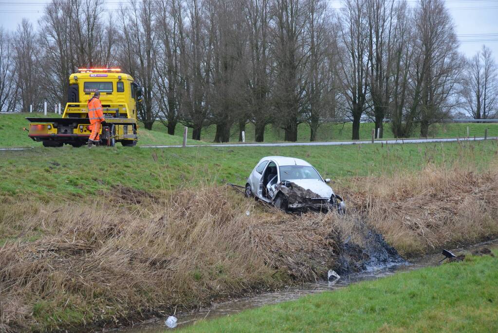 Gestolen auto crasht in sloot